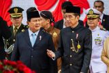 Presiden Joko Widodo (kedua kanan) berbincang dengan Menteri Pertahanan yang juga Presiden Terpilih Prabowo Subianto (kedua kiri) usai mengikuti Sidang Tahunan MPR dan Sidang Bersama DPR-DPD Tahun 2024 di Gedung Nusantara, kompleks Parlemen, Senayan, Jakarta, Jumat (16/8/2024). ANTARA FOTO/Dhemas Reviyanto/aww.