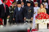 Presiden Joko Widodo (ketiga kanan) bersama Menteri Pertahanan yang juga Presiden Terpilih Prabowo Subianto (ketiga kiri) dan Ketua DPR Puan Maharani (kanan) berjalan usai mengikuti Sidang Tahunan MPR dan Sidang Bersama DPR-DPD Tahun 2024 di Gedung Nusantara, kompleks Parlemen, Senayan, Jakarta, Jumat (16/8/2024). ANTARA FOTO/Dhemas Reviyanto/aww.