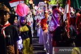 Siswa Sekolah Dasar membawa lampion saat Karnaval Kemerdekaan di Alun-alun Kabupaten Sumedang, Jawa Barat, Jumat (16/8/2024). Karnaval yang menampilkan kesenian serta kebudayaan Jawa Barat tersebut diikuti 46 sekolah tingkat menengah dan atas yang digelar dalam rangka memeriahkan HUT Ke-79 Republik Indonesia. ANTARA FOTO/Raisan Al Farisi/agr