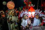 Siswa Sekolah Dasar membawa lampion saat Karnaval Kemerdekaan di Alun-alun Kabupaten Sumedang, Jawa Barat, Jumat (16/8/2024). Karnaval yang menampilkan kesenian serta kebudayaan Jawa Barat tersebut diikuti 46 sekolah tingkat menengah dan atas yang digelar dalam rangka memeriahkan HUT Ke-79 Republik Indonesia. ANTARA FOTO/Raisan Al Farisi/agr