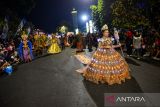 Siswa Sekolah Menengah Pertama Karnaval Kemerdekaan di Alun-alun Kabupaten Sumedang, Jawa Barat, Jumat (16/8/2024). Karnaval yang menampilkan kesenian serta kebudayaan Jawa Barat tersebut diikuti 46 sekolah tingkat menengah dan atas yang digelar dalam rangka memeriahkan HUT Ke-79 Republik Indonesia. ANTARA FOTO/Raisan Al Farisi/agr