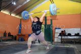 Atlet cabang angkat besi Kalbar kelas 87 Kg Riska Oktaviana menjalani latihan untuk Pekan Olahraga Nasional (PON) XXI di kawasan GOR Pangsuma Pontianak, Kalimantan Barat, Rabu (14/8/2024). Enam atlet cabang angkat besi Kalimantan Barat yaitu Afri Rustendi, Riska Oktaviana, Restu Anggi, Karunia Sasta, Dhea Annisa dan Peratiwi akan bertanding dalam PON XXI Aceh Sumut 2024 pada September mendatang. ANTARA FOTO/Jessica Wuysang/foc.