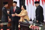 Presiden Joko Widodo (kiri) menjabat tangan Ketua DPR Puan Maharani (kedua kanan) disaksikan Ketua DPD AA Lanyalla Mahmud Mattalitti (kanan) dan Ketua MPR Bambang Soesatyo (kedua kiri) usai menyampaikan pidato kenegaraan pada Sidang Tahunan MPR dan Sidang Bersama DPR - DPD Tahun 2024 di Gedung Nusantara, Kompleks Parlemen, Senayan, Jakarta, Jumat (16/8/2024). ANTARA FOTO/Aditya Pradana Putra/wsj.