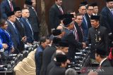 Presiden Joko Widodo (kanan) menjabat tangan salah satu anggota DPR usai menyampaikan pidato kenegaraan pada Sidang Tahunan MPR dan Sidang Bersama DPR - DPD Tahun 2024 di Kompleks Parlemen, Senayan, Jakarta, Jumat (16/8/2024). ANTARA FOTO/Aditya Pradana Putra/wsj.