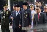 Presiden Joko Widodo (tengah) berbincang dengan Menteri Pertahanan yang juga Presiden Terpilih Prabowo Subianto (kedua kiri) usai mengikuti Sidang Tahunan MPR dan Sidang Bersama DPR-DPD Tahun 2024 di Gedung Nusantara, kompleks Parlemen, Senayan, Jakarta, Jumat (16/8/2024). ANTARA FOTO/Dhemas Reviyanto/wsj.