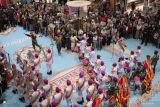 Warga menyaksikan penampilan drumband Korps Marinir Sangkala Yudha Perkasa binaan Batalyon Infanteri 1 Marinir di Royal Plaza, Surabaya, Jawa Timur, Jumat (16/8/2024). Penampilan drumband itu merupakan salah satu rangkaian kegiatan Pesta Rakyat untuk menyemarakkan HUT ke-79 Kemerdekaan RI. ANTARA Jatim/Didik Suhartono/mas.