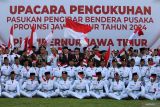 Pj Gubernur Jawa Timur Adhy Karyono (tengah) berfoto bersama anggota pasukan pengibar bendera pusaka usai upacara pegukuhan di Gedung Negara Grahadi, Surabaya, Jumat (16/8/2024). Sebanyak 64 pelajar terpilih dari berbagai daerah di Jawa Timur dikukuhkan untuk melaksanakan upacara pengibaran dan penurunan Bendera Merah Putih pada peringatan HUT ke-79 Kemerdekaan Republik Indnesia di Provinsi Jawa Timur. ANTARA Jatim/Moch Asim/um.