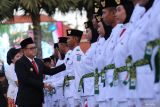 Pj Gubernur Jawa Timur Adhy Karyono (kedua kiri) menyalami anggota pasukan pengibar bendera pusaka usai upacara pegukuhan di Gedung Negara Grahadi, Surabaya, Jumat (16/8/2024). Sebanyak 64 pelajar terpilih dari berbagai daerah di Jawa Timur dikukuhkan untuk melaksanakan upacara pengibaran dan penurunan Bendera Merah Putih pada peringatan HUT ke-79 Kemerdekaan Republik Indnesia di Provinsi Jawa Timur. ANTARA Jatim/Moch Asim/um.