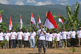 Mantan narapidana teroris bentangkan bendera Merah Putih di Poso