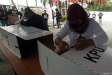 Komisioner KPU bidang Sosialisasi,Pendidikan Pemilih, Partisipasi Masyarakat (SOSDIKLIH PARMAS) dan SDM Dwi Hesti beradu kecepatan dalam merakit kotak suara pemilu bekas di halaman Kantor KPU Kota Blitar, Jawa Timur, Kamis (17/8/2023). Lomba yang diikuti sejumlah ASN, Panitia Pemilihan Kecamatan (PPK), Panitia Pemungutan Suara (PPS) dan komisioner KPU tersebut dalam rangka menyemarakkan HUT ke-79 RI sekaligus mengasah kemampuan penyelenggara pemilu di tingkat kecamatan hingga kelurahan/desa dalam teknis mempersiapkan logistik pemilu guna menyukseskan pelaksanaan Pilkada Serentak 2024. Antara Jatim/Irfan Anshori/um