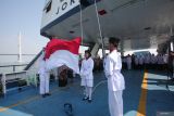 Paskibra mengibarkan bendera Merah Putih saat upacara bendera di atas kapal feri KMP Joko Tole di Selat Madura, Jawa Timur, Sabtu (17/8/2024). Upacara di atas kapal feri yang diikuti sekitar 250 pelajar SMP Muhammadiyah 2 Surabaya itu untuk memperingati HUT Ke-79 Kemerdekaan RI. Antara Jatim/Didik Suhartono/um