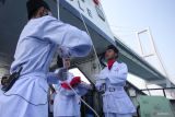 Paskibra bersiap mengibarkan bendera Merah Putih saat upacara bendera di atas kapal feri KMP Joko Tole di Selat Madura, Jawa Timur, Sabtu (17/8/2024). Upacara di atas kapal feri yang diikuti sekitar 250 pelajar SMP Muhammadiyah 2 Surabaya itu untuk memperingati HUT Ke-79 Kemerdekaan RI. Antara Jatim/Didik Suhartono/um