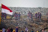 Petugas Dinas Lingkungan Hidup dan Kebersihan Sidoarjo mengikuti upacara peringatan HUT ke-79 Kemerdekaan RI di TPA Griyo Mulyo Jabon, Sidoarjo, Jawa Timur, Sabtu (17/8/2024). Upacara HUT ke-79 RI yang mengusung tema Nusantara Baru, Indonesia Maju tersebut diikuti puluhan petugas kebersihan dan sejumlah karyawan. Antara Jatim/Umarul Faruq/mas