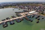 Foto udara sejumlah kapal bersandar di TPI Palang, Tuban, Jawa Timur, Sabtu (17/8/2024). Sejumlah nelayan di kawasan itu libur melaut pada 17 Agustus untuk menghormati dan menyemarakan hari ulang tahun (HUT) ke-79 Republik Indonesia. Antara Jatim/Muhammad Mada/um