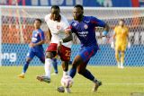 Pesepak bola Arema FC Charles Lokoli Ngoy (kanan) berusaha merebut bola dari pesepak bola Borneo FC Christophe Nduwarugira (kiri) saat pertandingan BRI Liga 1 di Stadion Gelora Soepriadi Kota Blitar, Jawa Timur, Sabtu (17/8/2024). Borneo FC menang atas Arema FC dengan skor 2-0. ANTARA Jatim/Irfan Anshori/mas 