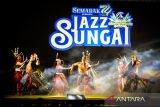 Sejumlah penari menampilkan tarian budaya pada Semarak Jazz Sungai di Taman Nol Kilometer, Banjarmasin, Kalimantan Selatan, Jumat (16/8/2024).  Pemerintah Provinsi Kalimantan Selatan menyelenggarakan Jazz Sungai untuk memeriahkan festival HUT ke-74 Kalimantan Selatan serta menjadi panggung hiburan masyarakat. ANTARA/ Abdul Hakim