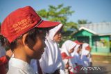 Sejumlah siswa-siswi SDN Basirih 10 mengikuti upacara bendera 17 Agustus di Sungai Jelai (Anak Sungai Martapura) Kelurahan Basirih Selatan, Kota Banjarmasin, Kalimantan Selatan, Sabtu (17/8/2024). Upacara Pengibaran Bendera yang diikuti 44 siswa SDN Basirih 10 tersebut dalam rangka memperingati HUT ke-79 Republik Indonesia. ANTARA/Abdul Hakim.