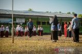 Sejumlah siswa dan guru SDN Basirih 10 mengikuti upacara bendera 17 Agustus di Sungai Jelai (Anak Sungai Martapura) Kelurahan Basirih Selatan, Kota Banjarmasin, Kalimantan Selatan, Sabtu (17/8/2024). Upacara pengibaran bendera yang diikuti 44 siswa SDN Basirih 10 tersebut dalam rangka memperingati HUT ke-79 Republik Indonesia. ANTARA/Abdul Hakim.