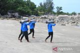 Tim penyelam dari universitas Bangka Belitung mempersiapkan peralatan sebelum pengibaran bendera merah putih dan penanaman terumbu karang di dasar laut Pulau Putri, Belinyu, Kabupaten Bangka, Sabtu (17/8/2024). Kegiatan ini merupakan kolaborasi Perum LKBN ANTARA, Universitas Bangka Belitung, PT Timah dan Pertamina Sumbagsel dalam memperingati HUT Ke-79 Republik Indonesia. ANTARA FOTO/Rusdiyanto.