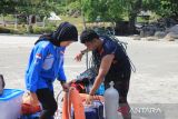 Tim penyelam dari universitas Bangka Belitung mempersiapkan peralatan sebelum pengibaran bendera merah putih dan penanaman terumbu karang di dasar laut Pulau Putri, Belinyu, Kabupaten Bangka, Sabtu (17/8/2024). Kegiatan ini merupakan kolaborasi Perum LKBN ANTARA, Universitas Bangka Belitung, PT Timah dan Pertamina Sumbagsel dalam memperingati HUT Ke-79 Republik Indonesia. ANTARA FOTO/Rusdiyanto.