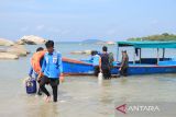 Tim penyelam dari universitas Bangka Belitung mempersiapkan peralatan sebelum pengibaran bendera merah putih dan penanaman terumbu karang di dasar laut Pulau Putri, Belinyu, Kabupaten Bangka, Sabtu (17/8/2024). Kegiatan ini merupakan kolaborasi Perum LKBN ANTARA, Universitas Bangka Belitung, PT Timah dan Pertamina Sumbagsel dalam memperingati HUT Ke-79 Republik Indonesia. ANTARA FOTO/Rusdiyanto.