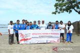 Tim dari Perum LKBN ANTARA Biro Bangka Belitung dan Universitas Bangka Belitung foto bersama sebelum pengibaran bendera merah putih dan penanaman terumbu karang di dasar laut Pulau Putri, Belinyu, Kabupaten Bangka, Sabtu (17/8/2024). Kegiatan ini merupakan kolaborasi Perum LKBN ANTARA, Universitas Bangka Belitung, PT Timah dan Pertamina Sumbagsel dalam memperingati HUT Ke-79 Republik Indonesia. ANTARA FOTO/Rusdiyanto.