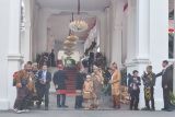 Gibran dan Jan Ethes berbusana adat Papua saat tiba di Istana Merdeka