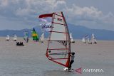 Sejumlah atlet layar yang akan mengikuti PON XXI Aceh-Sumut menggelar parade di perairan pantai wisata Gampong Jawa, Banda Aceh, Aceh, Sabtu (17/8/2024). Atlet layar asal Kalimantan Timur, Kalimatan Utara, Kepulan Riau dan tuan rumah provinsi Aceh mengikuti parade dengan mengibarkan bendera merah putih di perairan wisata itu dalam rangka perayaan HUT ke-79 Kemerdekaan Republik Indonesia. ANTARAFOTO/Ampelsa.