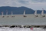 Sejumlah atlet layar yang akan mengikuti PON XXI Aceh-Sumut menggelar parade di perairan pantai wisata Gampong Jawa, Banda Aceh, Aceh, Sabtu (17/8/2024). Atlet layar asal Kalimantan Timur, Kalimatan Utara, Kepulan Riau dan tuan rumah provinsi Aceh mengikuti parade dengan mengibarkan bendera merah putih di perairan wisata itu dalam rangka perayaan HUT ke-79 Kemerdekaan Republik Indonesia. ANTARAFOTO/Ampelsa.