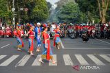 Penari membawakan tarian pembuka sebelum dimulainya pawai kendaraan kirab merah putih di Halaman Gedung Sate, Bandung, Jawa Barat, Sabtu (17/8/2024). Pemerintah Provinsi Jawa Barat bersama Vespa Antique Club menggelar pawai kendaraan kirab merah putih dengan tema keberagaman yang diikuti oleh 3.792 kendaraan serta digelar dalam rangka memeriahkan HUT Ke-79 Republik Indonesia. ANTARA FOTO/Raisan Al Farisi/agr