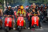 Anggota komunitas kendaraan roda dua bersiap untuk mengikuti pawai kendaraan kirab merah putih di Halaman Gedung Sate, Bandung, Jawa Barat, Sabtu (17/8/2024). Pemerintah Provinsi Jawa Barat bersama Vespa Antique Club menggelar pawai kendaraan kirab merah putih dengan tema keberagaman yang diikuti oleh 3.792 kendaraan serta digelar dalam rangka memeriahkan HUT Ke-79 Republik Indonesia. ANTARA FOTO/Raisan Al Farisi/agr