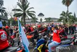 Anggota komunitas kendaraan roda dua mengikuti pawai kendaraan kirab merah putih di Halaman Gedung Sate, Bandung, Jawa Barat, Sabtu (17/8/2024). Pemerintah Provinsi Jawa Barat bersama Vespa Antique Club menggelar pawai kendaraan kirab merah putih dengan tema keberagaman yang diikuti oleh 3.792 kendaraan serta digelar dalam rangka memeriahkan HUT Ke-79 Republik Indonesia. ANTARA FOTO/Raisan Al Farisi/agr