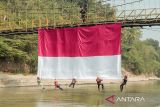 Pecinta alam membentangkan bendera Merah Putih di kawasan Sungai Cimandiri, Sinarjaya, Warungkiara, Kabupaten Sukabumi, Jawa Barat, Sabtu (17/8/2024). Kegiatan yang diselenggarakan komunitas Sehati Gerak Bersama tersebut dalam rangka peringatan HUT Ke-79 RI. ANTARA FOTO/Henry Purba/agr