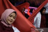 Warga menampilkan tarian bendera Merah Putih di Bongkeng Art Space, Bandung, Jawa Barat, Sabtu (17/8/2024). Gelaran tarian tersebut merupakan rangkaian 17 jam menari kemerdekaan dalam memeriahkan peringatan HUT ke-79 Republik Indonesia. ANTARA FOTO/Novrian Arbi/agr
