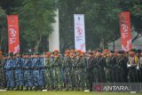 Anggota TNI dan Polri mengikuti upacara pengibaran bendera dalam rangka HUT Ke-79 Kemerdekaan Republik Indonesia tingkat Provinsi Jawa Barat di Lapangan Gasibu, Bandung, Jawa Barat, Sabtu (17/8/2024). Upacara yang diikuti oleh pegawai pemerintah Provinsi Jawa Barat, Anggota TNI, Polri, dan pelajar tersebut mengusung tema 