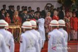 PJ Gubernur Jawa Barat Bey Machmudin memberikan bendera merah putih kepada anggota paskibraka saat upacara pengibaran bendera dalam rangka HUT Ke-79 Kemerdekaan Republik Indonesia tingkat Provinsi Jawa Barat di Lapangan Gasibu, Bandung, Jawa Barat, Sabtu (17/8/2024). Upacara yang diikuti oleh pegawai pemerintah Provinsi Jawa Barat, Anggota TNI, Polri, dan pelajar tersebut mengusung tema 