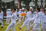 Anggota Paskibraka bersama prajurit TNI membawa bendera merah putih saat mengikuti upacara pengibaran bendera dalam rangka HUT Ke-79 Kemerdekaan Republik Indonesia tingkat Provinsi Jawa Barat di Lapangan Gasibu, Bandung, Jawa Barat, Sabtu (17/8/2024). Upacara yang diikuti oleh pegawai pemerintah Provinsi Jawa Barat, Anggota TNI, Polri, dan pelajar tersebut mengusung tema 