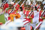 Anggota Paskibraka 2024 asal Kalimantan Timur Livenia Evelyn Kurniawan (kedua kiri) bersama anggota Paskibraka lainnya membawa duplikat Bendera Pusaka untuk dikibarkan dalam upacara Peringatan Detik-detik Proklamasi Kemerdekaan Republik Indonesia (RI) di lapangan upacara Istana Negara Ibu Kota Nusantara (IKN), Penajam Paser Utara, Kalimantan Timur, Sabtu (17/8/2024). Upacara dalam rangka hari ulang tahun (HUT) ke-79 RI tersebut mengusung tema Nusantara Baru Indonesia Maju. ANTARA FOTO/Hafidz Mubarak A/app/wpa.