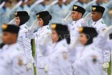 Sejumlah anggota Paskibraka 2024 melaksanakan sikap hormat kepada duplikat Bendera Pusaka yang dikibarkan dalam upacara Peringatan Detik-detik Proklamasi Kemerdekaan Republik Indonesia (RI) di lapangan upacara Istana Negara Ibu Kota Nusantara (IKN), Penajam Paser Utara, Kalimantan Timur, Sabtu (17/8/2024). Upacara dalam rangka hari ulang tahun (HUT) ke-79 RI tersebut mengusung tema Nusantara Baru Indonesia Maju. ANTARA FOTO/Hafidz Mubarak A/app