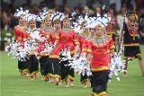 Sejumlah penari menampilkan tarian khas Suku Dayak dari Kalimantan usai upacara Peringatan Detik-detik Proklamasi Kemerdekaan Republik Indonesia di lapangan upacara Istana Negara Ibu Kota Nusantara (IKN), Penajam Paser Utara, Kalimantan Timur, Sabtu (17/8/2024). Upacara dalam rangka hari ulang tahun (HUT) ke-79 RI tersebut mengusung tema Nusantara Baru Indonesia Maju. ANTARA FOTO/Hafidz Mubarak A/app/wpa.