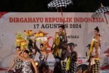 Seniman menampilkan tarian Bali saat rangkaian kegiatan pawai kemerdekaan di kawasan Sanur, Denpasar, Bali, Jumat (16/8/2024). Pawai obor dan penampilan seni budaya Bali itu diikuti ratusan warga untuk memeriahkan peringatan HUT ke-79 Kemerdekaan RI. ANTARA FOTO/Fikri Yusuf/wsj.