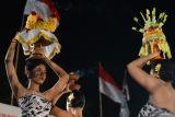 Seniman menampilkan tarian Bali saat rangkaian kegiatan pawai kemerdekaan di kawasan Sanur, Denpasar, Bali, Jumat (16/8/2024). Pawai obor dan penampilan seni budaya Bali itu diikuti ratusan warga untuk memeriahkan peringatan HUT ke-79 Kemerdekaan RI. ANTARA FOTO/Fikri Yusuf/wsj.