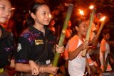 Pelajar membawa obor saat mengikuti pawai kemerdekaan di kawasan Sanur, Denpasar, Bali, Jumat (16/8/2024). Pawai obor dan penampilan seni budaya Bali itu diikuti ratusan warga untuk memeriahkan peringatan HUT ke-79 Kemerdekaan RI. ANTARA FOTO/Fikri Yusuf/wsj.