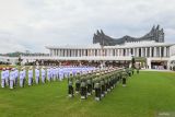 Suasana upacara Peringatan Detik-detik Proklamasi Kemerdekaan Republik Indonesia (RI) di lapangan upacara Istana Negara Ibu Kota Nusantara (IKN), Penajam Paser Utara, Kalimantan Timur, Sabtu (17/8/2024). Upacara dalam rangka hari ulang tahun (HUT) ke-79 RI tersebut mengusung tema Nusantara Baru Indonesia Maju. ANTARA FOTO/Hafidz Mubarak A/wsj.