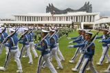 Sejumlah Taruna Akademi Militer TNI berbaris dalam upacara Peringatan Detik-detik Proklamasi Kemerdekaan Republik Indonesia (RI) di lapangan upacara Istana Negara Ibu Kota Nusantara (IKN), Penajam Paser Utara, Kalimantan Timur, Sabtu (17/8/2024). Upacara dalam rangka hari ulang tahun (HUT) ke-79 RI tersebut mengusung tema Nusantara Baru Indonesia Maju. ANTARA FOTO/Hafidz Mubarak A/wsj.