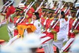 Anggota Paskibraka 2024 asal Kalimantan Timur Livenia Evelyn Kurniawan (kedua kiri) bersama anggota Paskibraka lainnya membawa duplikat Bendera Pusaka Merah Putih untuk dikibarkan dalam upacara Peringatan Detik-detik Proklamasi Kemerdekaan Republik Indonesia (RI) di lapangan upacara Istana Negara Ibu Kota Nusantara (IKN), Penajam Paser Utara, Kalimantan Timur, Sabtu (17/8/2024). Upacara dalam rangka hari ulang tahun (HUT) ke-79 RI tersebut mengusung tema Nusantara Baru Indonesia Maju. ANTARA FOTO/Hafidz Mubarak A/wsj.