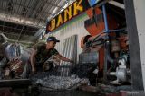 Bank Sampah program CSR Mamaku PT KPI Unit Cilacap. Seorang warga melakukan pengolahan sampah plastik di Bank Sampah Abhipraya yang merupakan bagian dari program Masyarakat Mandiri Kutawaru (Mamaku), PT Kilang Pertamina Internasional (KPI) Unit Cilacap, di Kelurahan Kutawaru, Cilacap, Jawa Tengah, Selasa (13/8/2024). Sampah tersebut dikelola oleh warga melalui bank sampah agar mempunyai manfaat ekonomi lebih dengan menjual sampah plastik yang telah dicacah dan pemanfaatan sampah organik untuk budidaya magot, sebagai tambahan pakan ternak unggas dan ikan. ANTARA FOTO/Idhad Zakaria/foc.