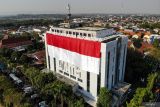 Foto udara bendera Merah Putih raksasa membentang di gedung Pemkab Bojonegoro, Jawa Timur, Sabtu (17/8/2024). Pembentangan bendera berukuran 17 x 45 meter yang dilakukan Pemerintah setempat tersebut untuk memperingati hari ulang tahun (HUT) ke-79 Republik Indonesia. ANTARA Jatim/Muhammad Mada/mas.