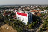 Foto udara bendera Merah Putih raksasa membentang di gedung Pemkab Bojonegoro, Jawa Timur, Sabtu (17/8/2024). Pembentangan bendera berukuran 17 x 45 meter yang dilakukan Pemerintah setempat tersebut untuk memperingati hari ulang tahun (HUT) ke-79 Republik Indonesia. ANTARA Jatim/Muhammad Mada/mas.