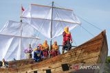 Pejuang nasional wanita Aceh, Laksamana Keumalahayati (kanan) bersama prajurit mengerahkan armada kapal perang melawan penjajah Belanda  saat  drama kolosal di Banda Aceh, Aceh, Sabtu (17/8/2024).  Drama kolosal pahlawan nasional , Laksamana Keumalayati yang menceritakan sejarah perjuangan aceh yang memiliki armada angkatan laut terbesar dengan jumlah pasukan sebanyak  2.000 orang terdiri dari perempuan korban perang itu ditampilkan dalam rangka memperingati HUT ke-79 Kemerdekaan Republik Indonesia. ANTARA FOTO/Ampelsa.